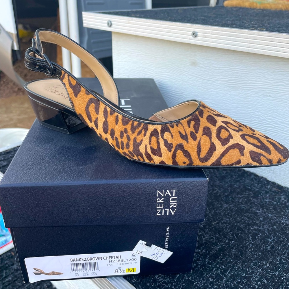 Classy flat Slipons in a cheetah print.